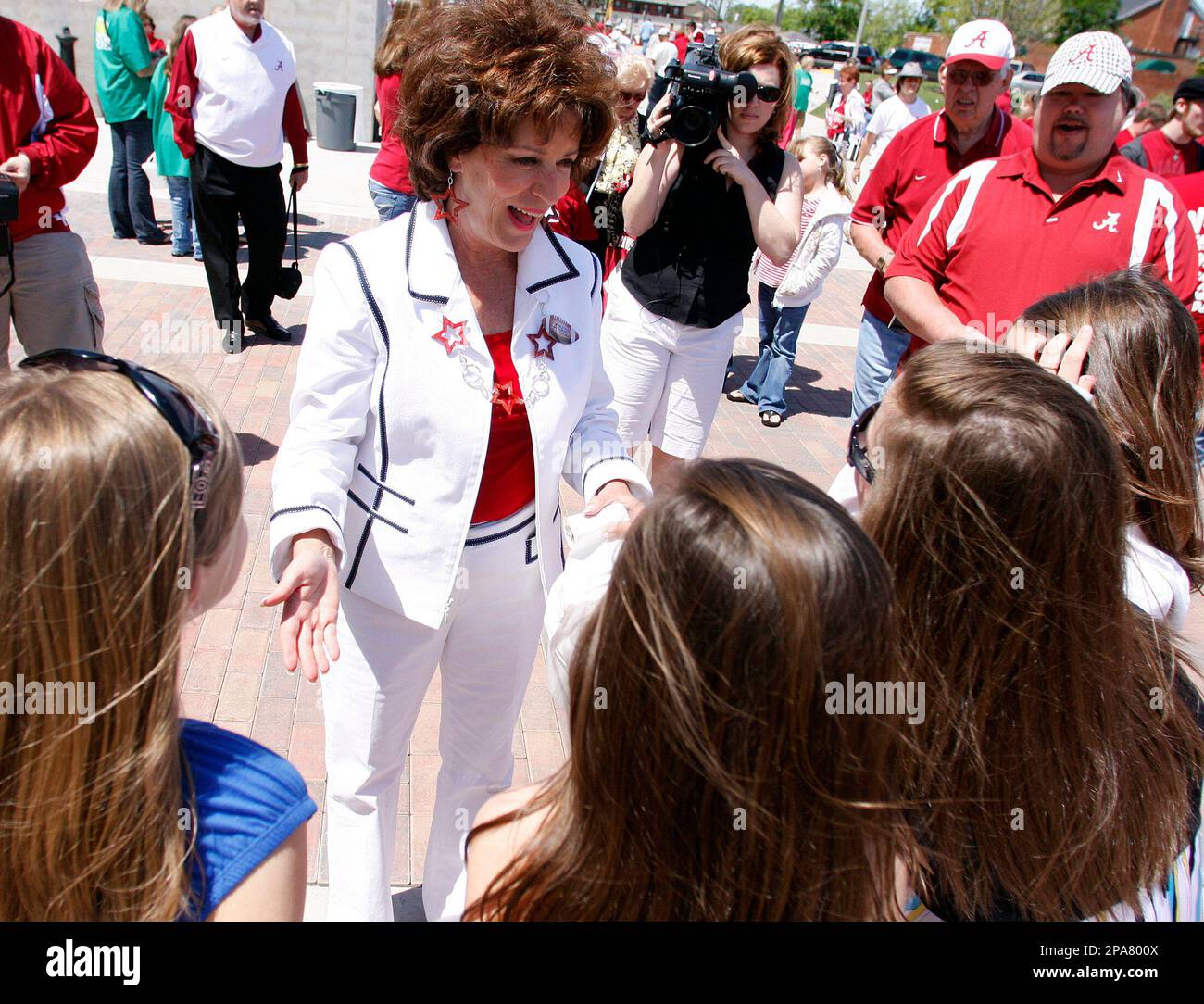 ** ADVANCE FOR SUNDAY, APRIL 20 ** FILE ** In this April 12, 2008 file photo, Terry Saban, wife of Alabama football coach Nick Saban, collects donations from fans for the campus libraries before the A-Day game in Tuscaloosa, Ala. (AP Photo/Butch Dill, File) Stockfoto