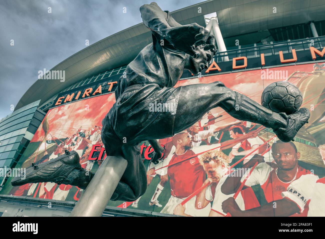 Die Statue des ehemaligen niederländischen Arsenalspielers Dennis Bergkamp vor dem Emirates Stadium in Islington, London. Bergkamp erzielte 120 Tore in 423 Schülern Stockfoto