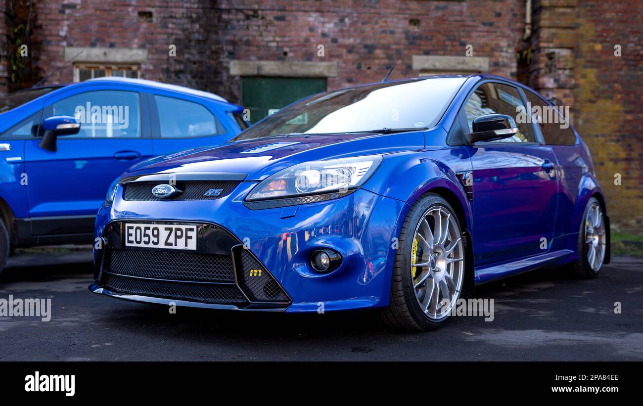 2009 Ford Focus RS „EO59 ZPF“ auf der Ford-Versammlung am 26. Februar 2023 im Bicester Heritage Centre. Stockfoto