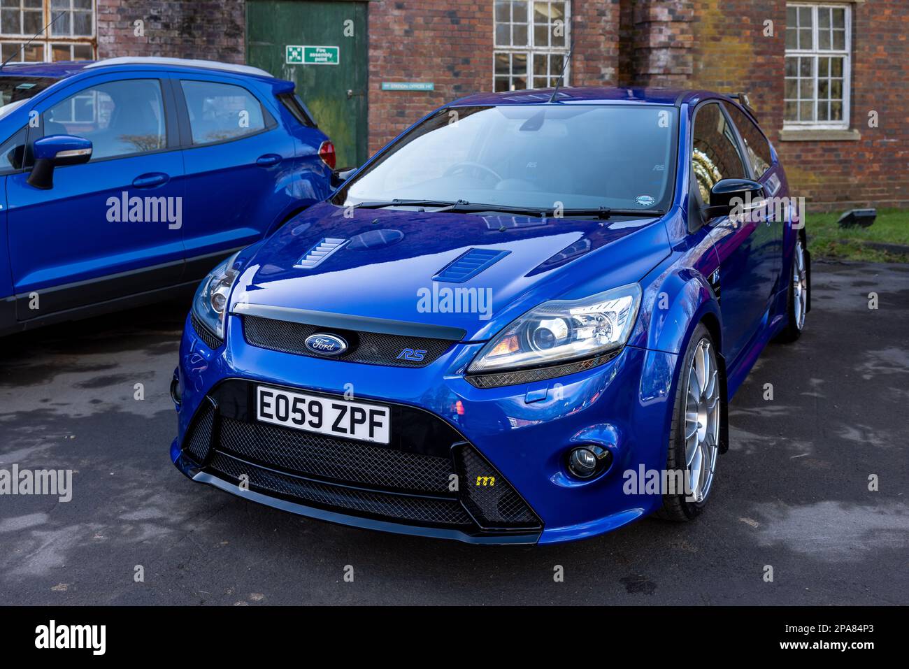2009 Ford Focus RS „EO59 ZPF“ auf der Ford-Versammlung am 26. Februar 2023 im Bicester Heritage Centre. Stockfoto
