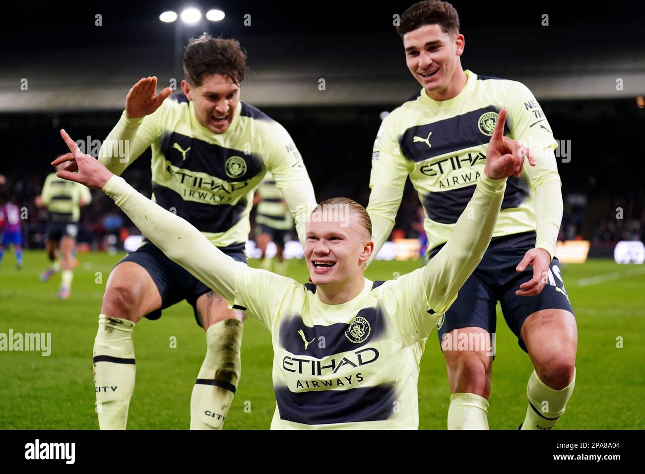 Der Erling Haaland von Manchester City feiert das Spiel, nachdem er während des Premier League-Spiels im Selhurst Park, London, das erste Tor seiner Seite des Spiels vom Elfmeterplatz aus erzielt hat. Foto: Samstag, 11. März 2023. Stockfoto