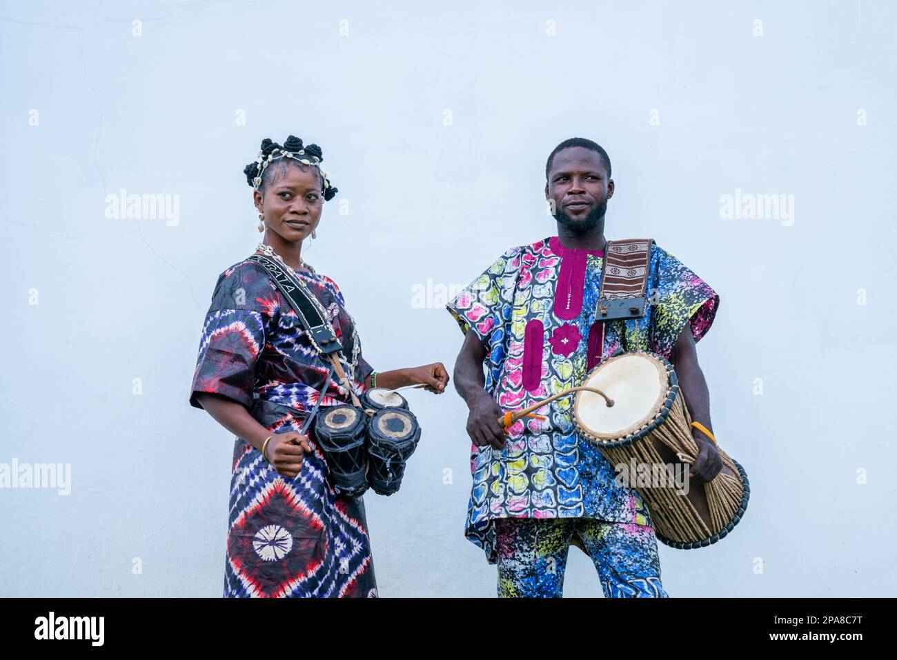 Porträt einer Schlagzeugerin und eines Schlagzeugers während des jährlichen Ayan-Agalu Drum Festivals in Ile Ife, Nigeria. 30. Mai 2022 Stockfoto