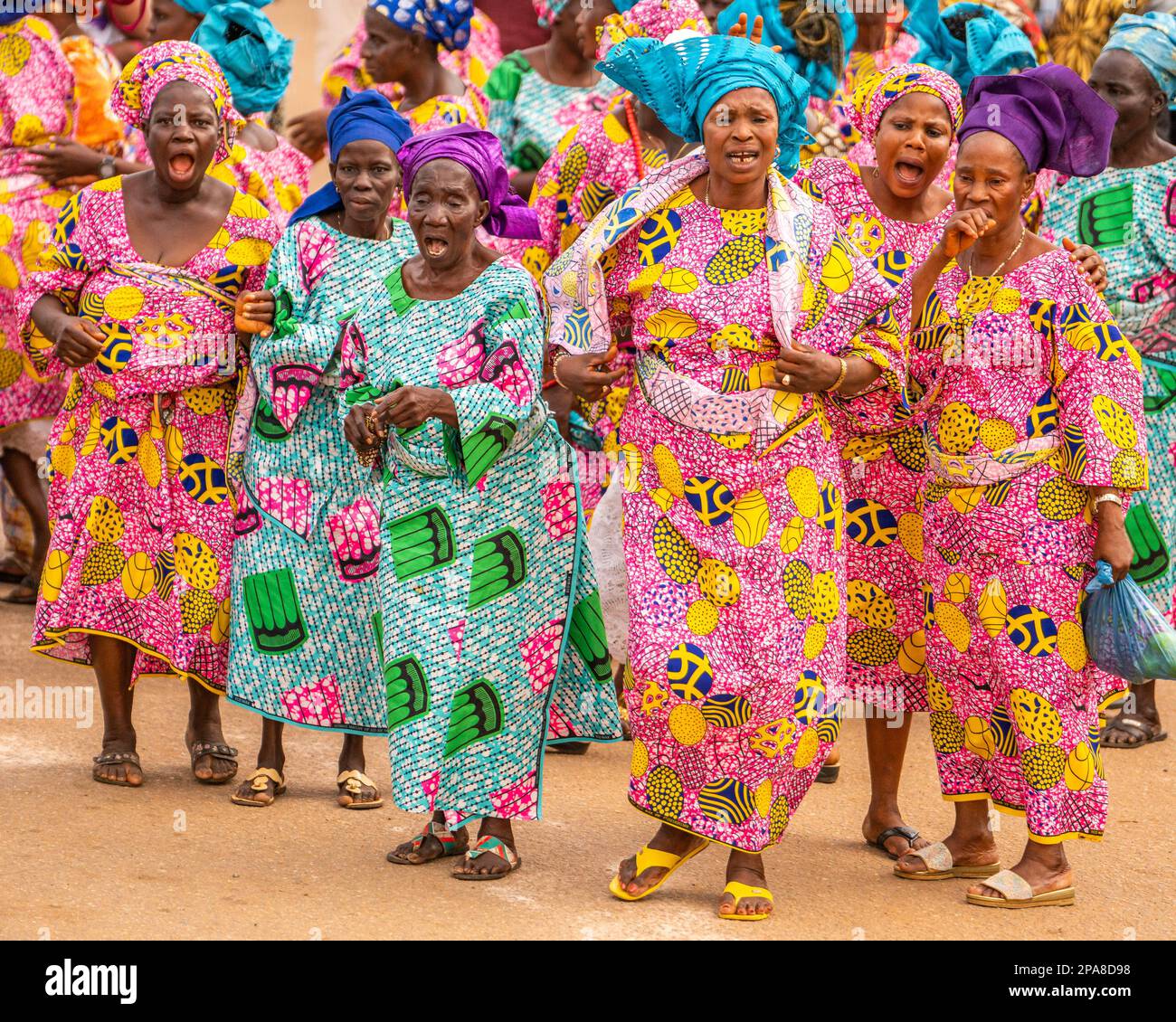Auf der Straße tanzende Frauen beim jährlichen Olojo Festival Ile Ife, Nigeria. Stockfoto