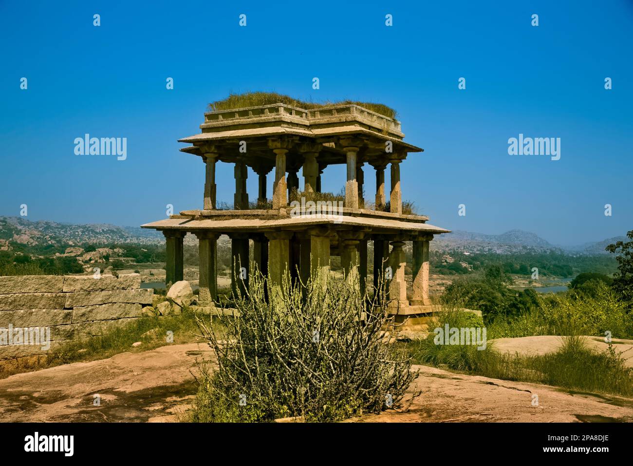 Der Narasimha-Tempel befindet sich am Hang des Gandhamadhana-Hügels, am rechten Ufer von Tungabhadra in Hampi, Karnataka. Hampi, die Hauptstadt der Vijaya Stockfoto