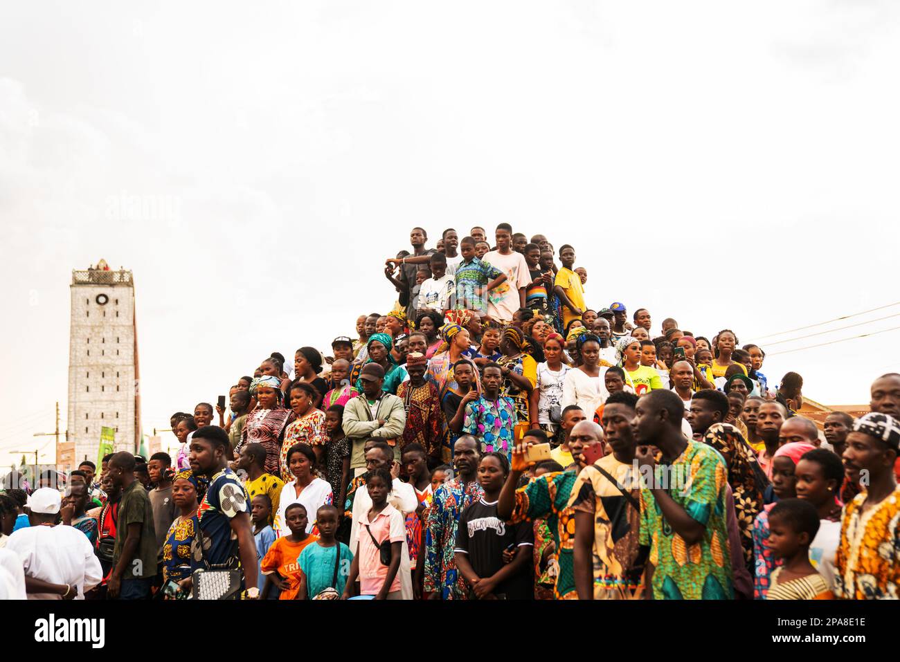 Mitglieder der Gemeinde versammeln sich im Zentrum der Gemeinde und warten darauf, dass der König mit dem Ade Aare während des jährlichen Olojo Festivals Ile Ife, Nigeria, vorbeizieht. 24. September 2022 Stockfoto