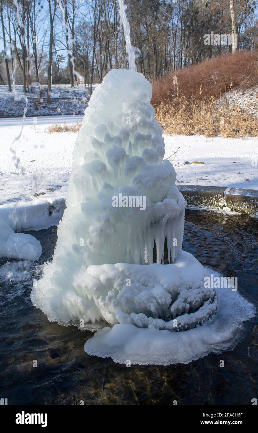 Eisbrunnen im Park an einem sonnigen Wintertag. Springbrunnen mit gefrorenem Wasser. Ein
