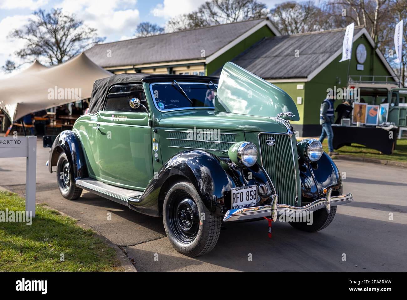 1936 Ford Model 68 Cabriolet, ausgestellt auf der Ford-Versammlung, die am 26. Februar 2023 im Bicester Heritage Centre stattfand. Stockfoto