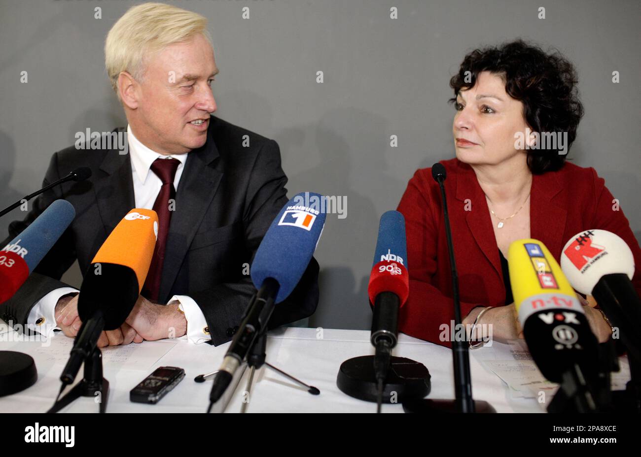 Hamburgs Erster Buergermeister Ole von Beust (CDU), links, und Christa ...