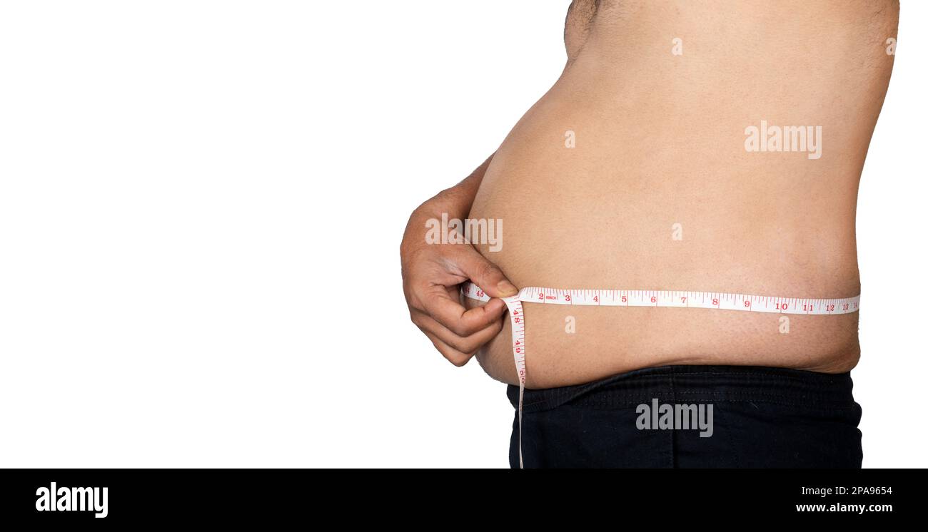 Nahaufnahme des mittleren Abschnitts eines fettleibigen Mannes, der ein Maßband um die Taille hält Stockfoto