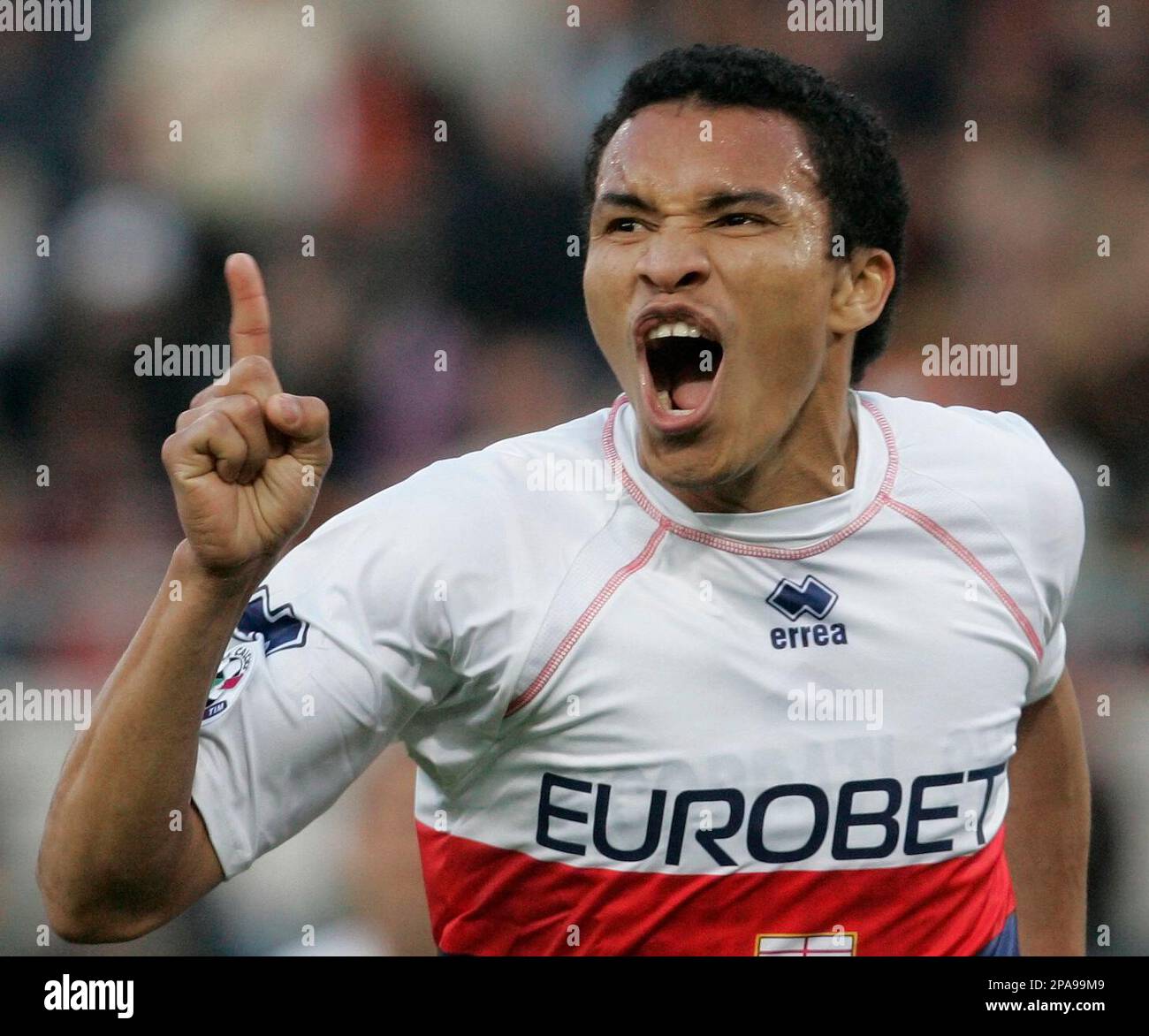 Genoa's forward Julio Cesar Leon from Honduras celebrates after scoring during the Italian Serie A soccer match between AS Roma and Genoa at Rome's Olympic stadium, Saturday, April 5, 2008. (AP Photo/Pier Paolo Cito) Stockfoto