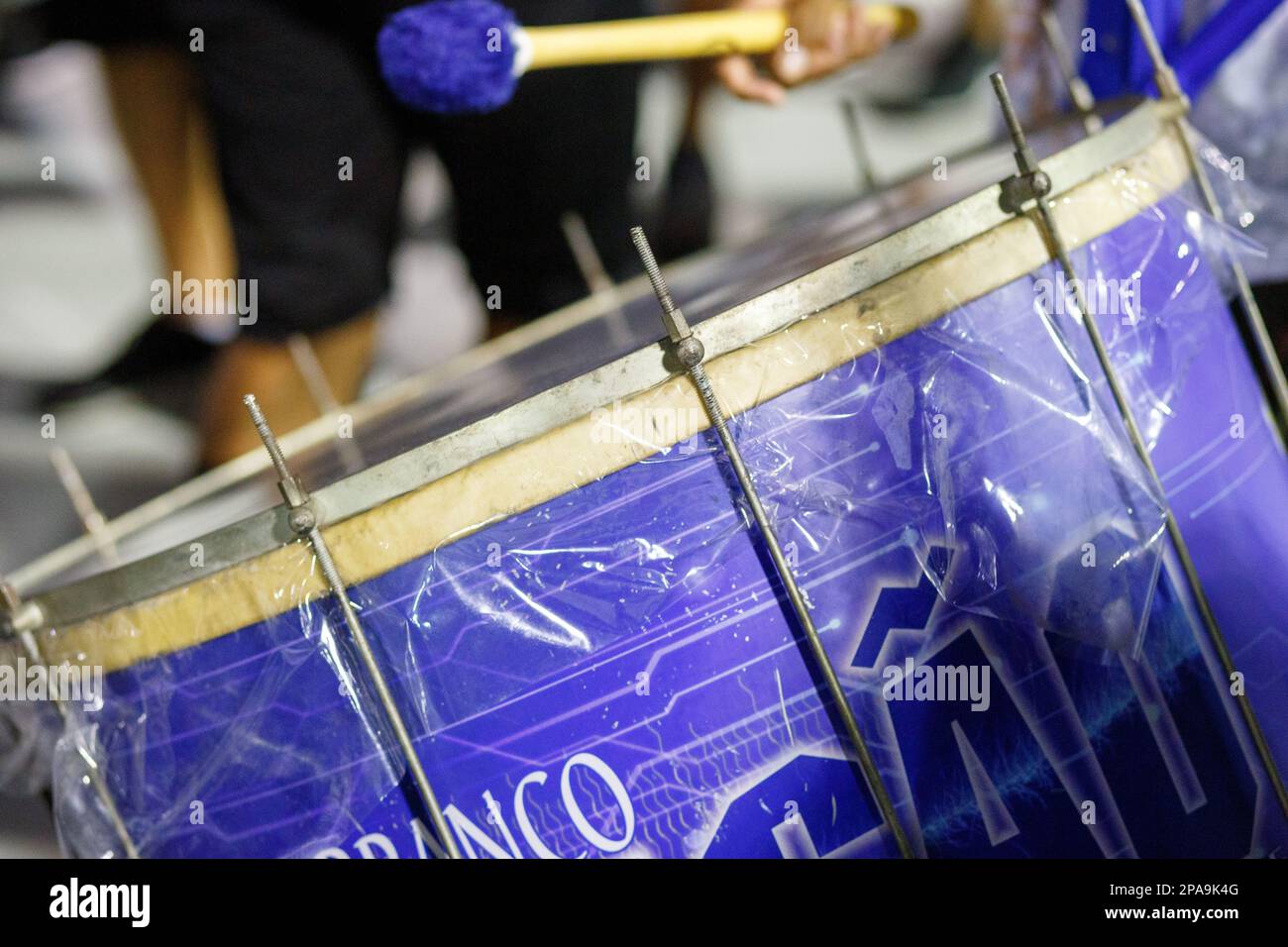 Technische Probe der Samba-Schule Arranco do Engenho de Dentro in Rio de Janeiro, Brasilien - 21. Januar 2023: Trommeln der Samba-Schule Arranco d Stockfoto