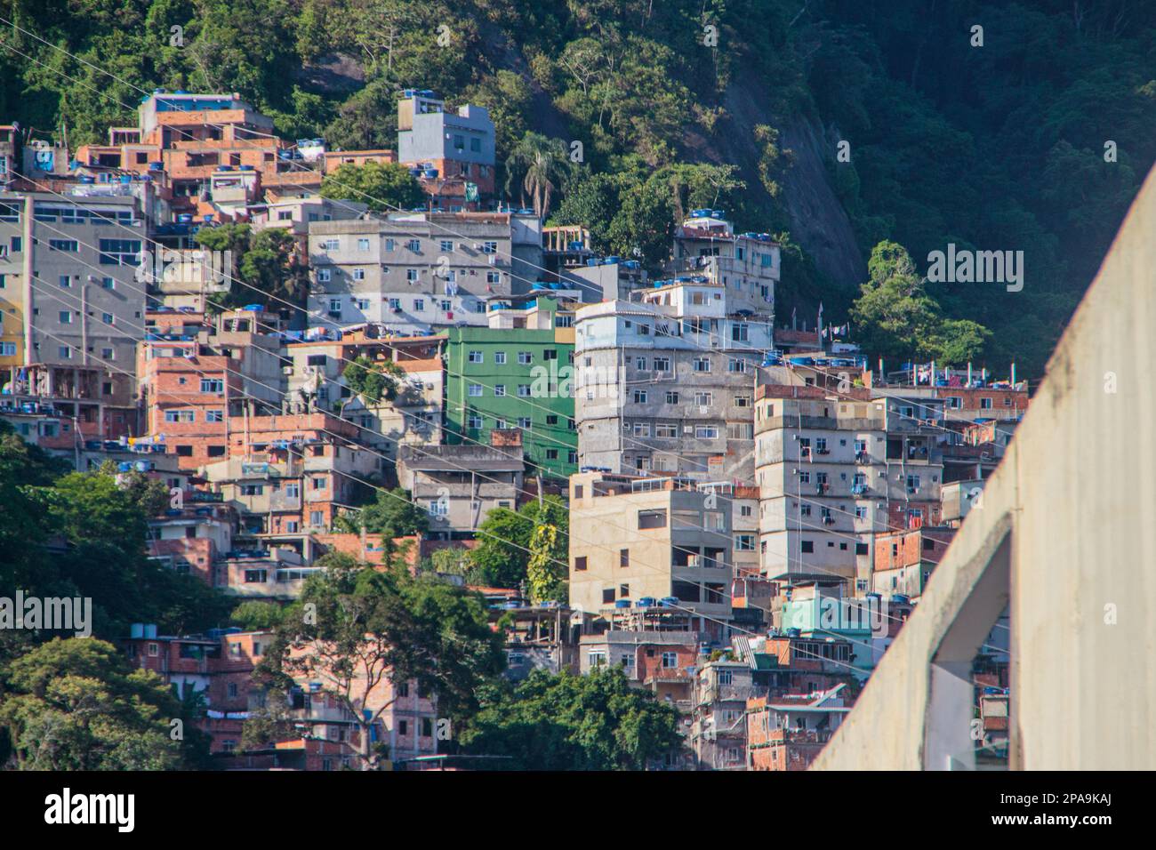 Rocinha Favela in Rio de Janeiro, Brasilien - 18. Januar 2023: Favela da Rocinha aus dem Viertel Sao Conrado in Rio de Janeiro. Stockfoto