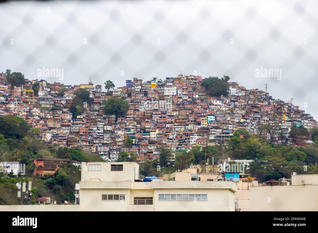 Blick von Rocinha Favela in Rio de Janeiro, Brasilien - 07. November 2022: Rocinha Favela aus dem Viertel Gavea in Rio de Janeiro. Stockfoto