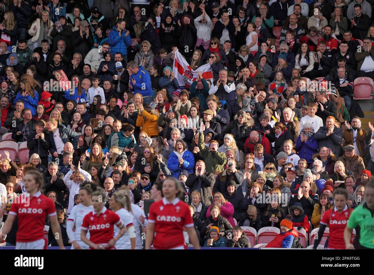 Rugby-Anhänger bei England gegen Wales, Kingsholm, Gloucester Stockfoto