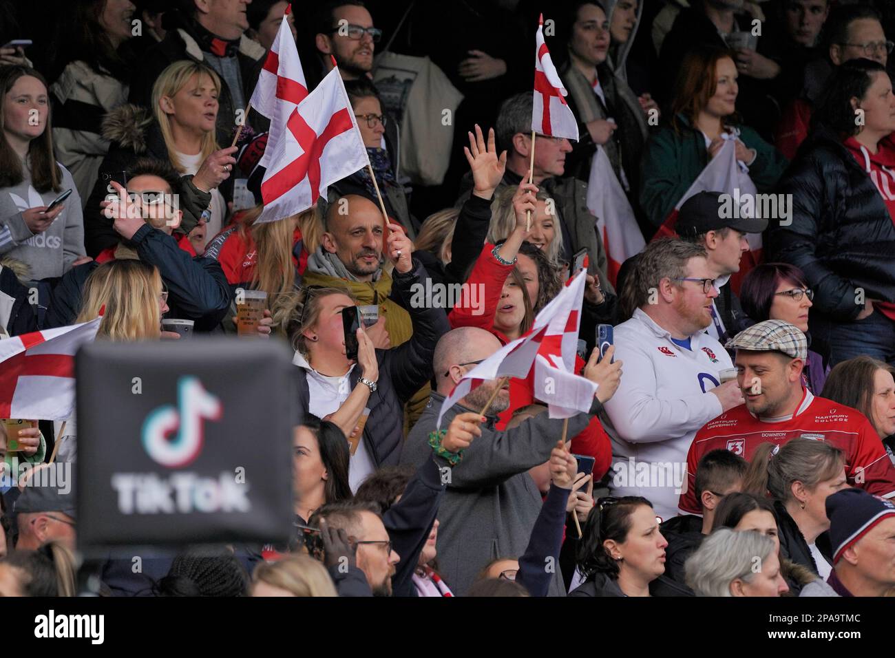 Rugby-Anhänger bei England gegen Wales, Kingsholm, Gloucester Stockfoto