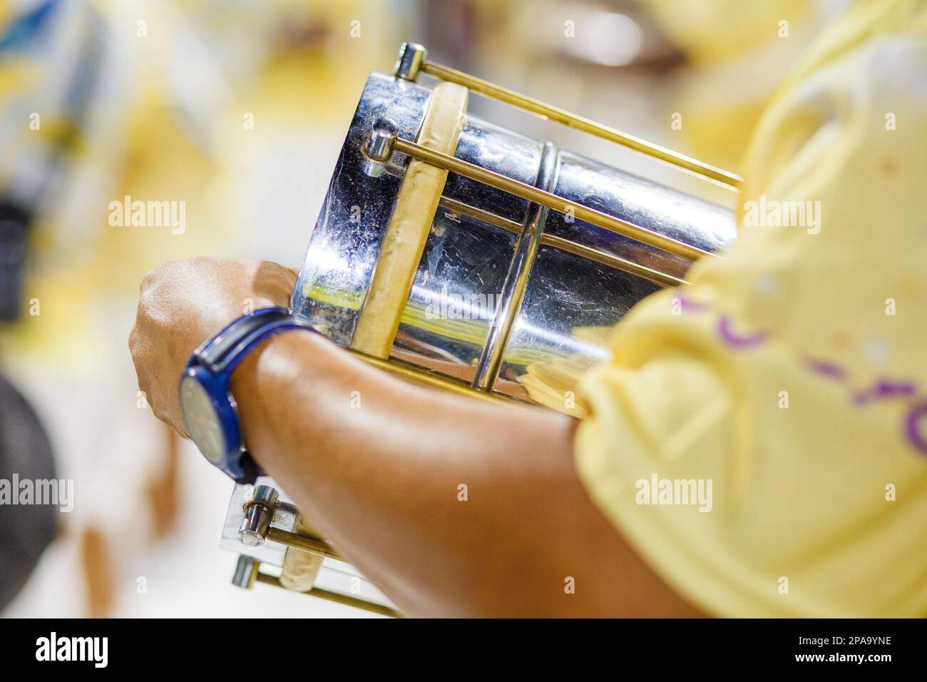 Mann mit Cuica spielt während einer Karnevalsprobe in Rio de Janeiro, Brasilien. Stockfoto