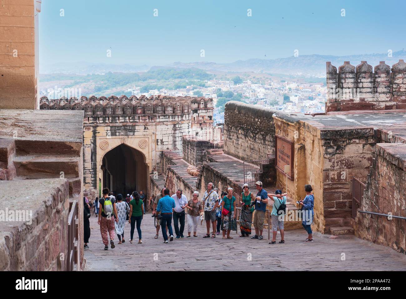 Jodhpur, Rajasthan, Indien - 19. Oktober 2019 : Ausländer und Touristen besuchen das berühmte Mehrangarh Fort, das zum UNESCO-Weltkulturerbe gehört. Stockfoto