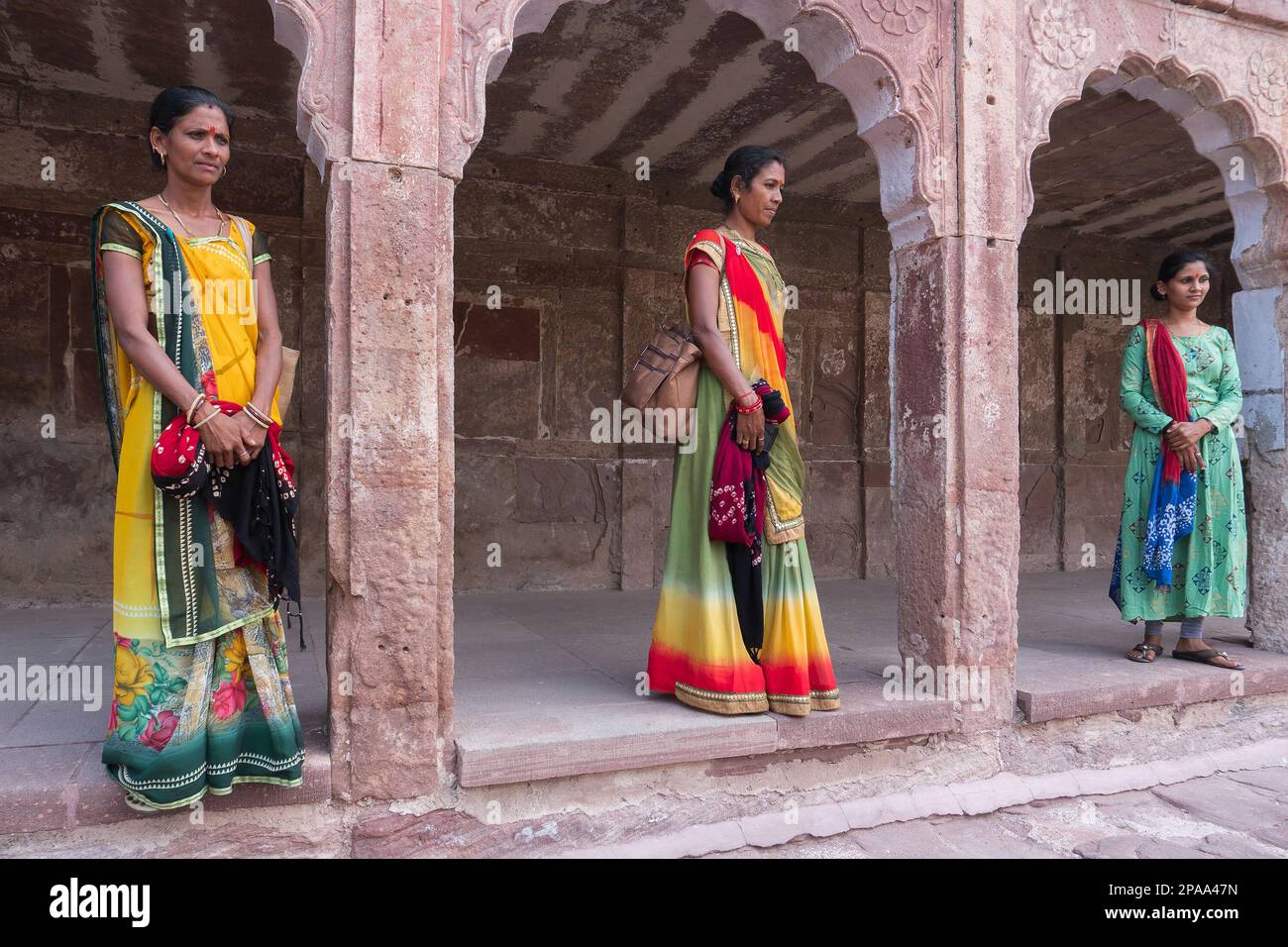 Jodhpur, Rajasthan, Indien - 19. Oktober 2019 : schöne Rajasthani-Frauen mittleren Alters, die sich in traditionellen, bunten rajasthani-Kleidern posieren. Stockfoto