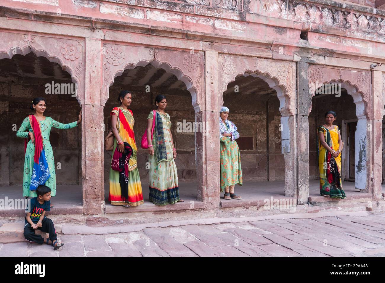 Jodhpur, Rajasthan, Indien - 19. Oktober 2019 : schöne Rajasthani-Frauen mittleren Alters, die sich in traditionellen, bunten rajasthani-Kleidern posieren. Stockfoto