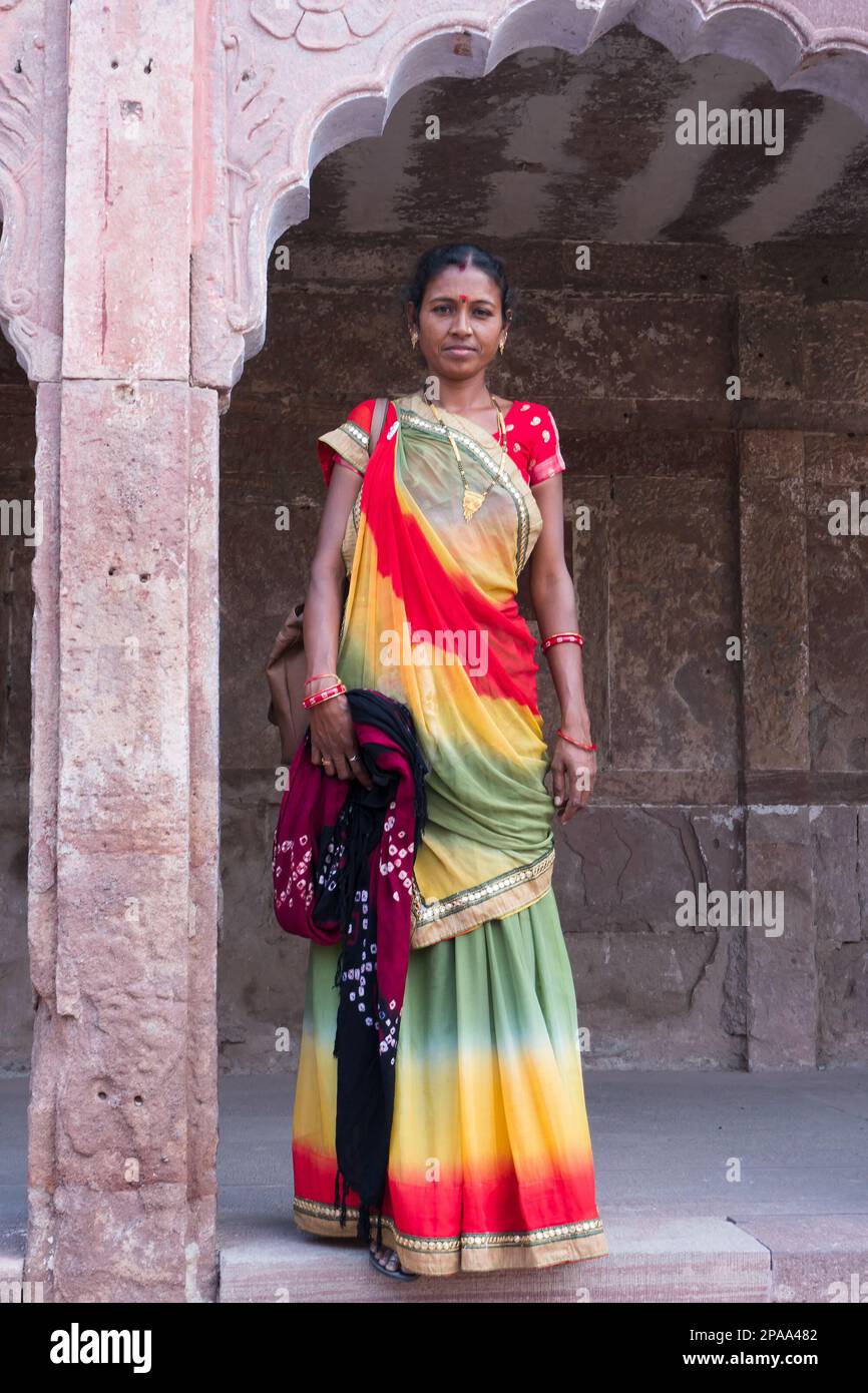 Jodhpur, Rajasthan, Indien - 19. Oktober 2019 : schöne Rajasthani-Frau mittleren Alters, die im Mehr in traditionellen, bunten rajasthani-Kleidern posiert Stockfoto