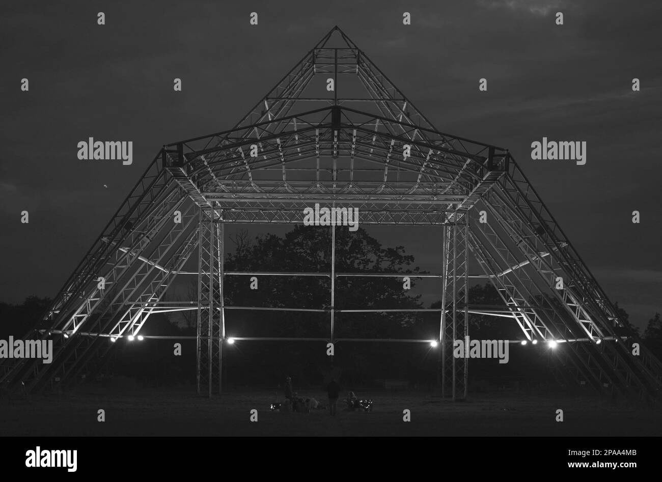 Die leere Pyramidenbühne in Worthy Farm, Pilton, Veranstaltungsort des Glastonbury Festivals, wird bei Nacht beleuchtet. Stockfoto