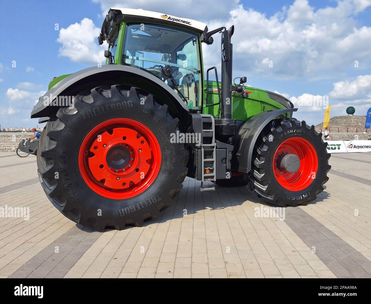 Traktor für die Landwirtschaft mit großen Rädern auf der Ausstellung, Traktorreifen, Dnipro Stadt, Ukraine. 2021-07-24 Stockfoto