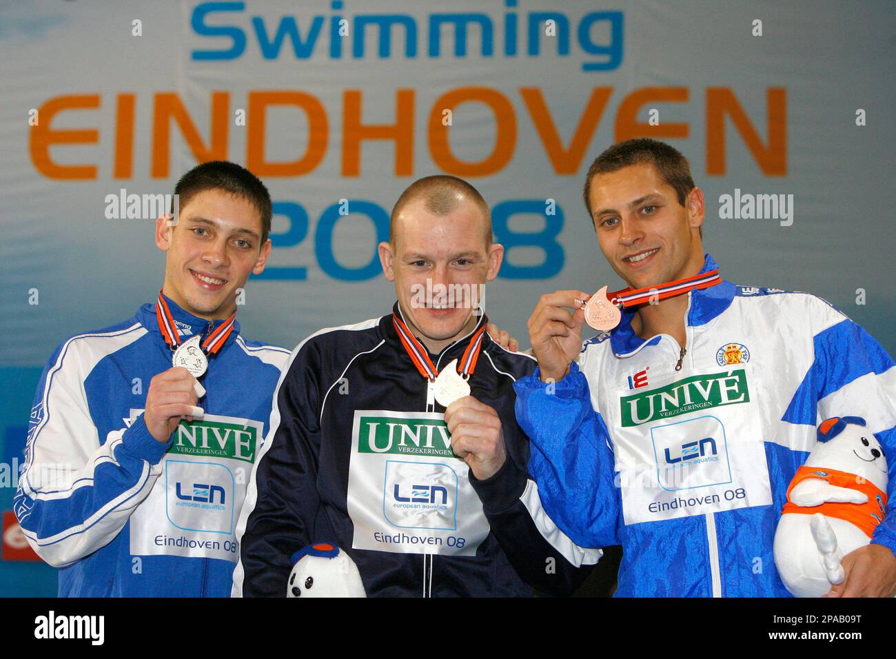 From left: Ukraine's Ilya Kvasha, silver, Russia's Dmitry Sautin, gold, and Finland's Joona Puhakka, bronze, during the medal ceremony for the Men's 3m springboard diving final during the European Swimming Championships in Eindhoven, The Netherlands, Friday March 21, 2008. (AP Photo/Michael Sohn) Stockfoto