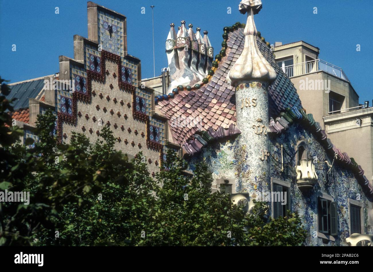 Die Dächer von Casa Amatller und Casa Batllo von den Architekten Josep Puig i Cadafalch und Antoni Gaudí. Teil von Barcelonas Manzana de la Discordia. Stockfoto