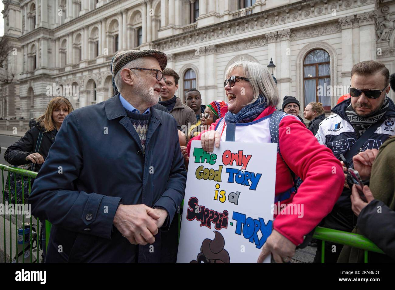 Jeremy Corbyn, Mitglied des Parlaments von Islington North und ehemaliger Führer der Labour Party, wird während der Demonstration mit einem Gesundheitspersonal gesprochen. SOS NHS-Kampagnengruppe und andere Gewerkschaften organisierten einen marsch vom University College London Hospital nach Downing Street, um Soforthilfe für den National Health Service (NHS) von der britischen Regierung zu fordern, um Dienstleistungen und Personal zu unterstützen und nicht, um den Gesundheitssektor vor dem Frühling des Kanzlers zu privatisieren Haushaltsplan vom 15. März 2023. (Foto: Hesther Ng/SOPA Images/Sipa USA) Stockfoto