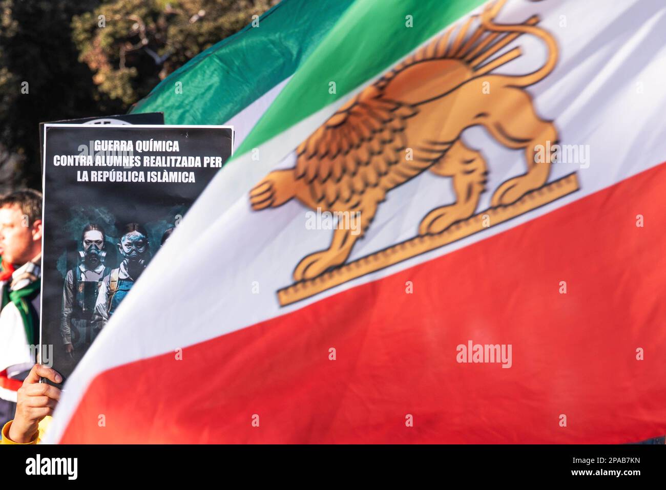 Barcelona, Spanien. 11. März 2023. Eine Frau hält während der Demonstration ein Plakat mit der Aufschrift "Chemische Kriegsführung gegen Schulmädchen durch die Islamische Republik". Die iranische Gemeinschaft in Barcelona demonstrierte am Samstag, den 11. März, erneut im Rahmen der Proteste gegen das Regime von Teheran, marschierte von der Plaza Cataluña zur Plaza Sant Jaume und forderte Gerechtigkeit für die Morde und Schüsse an den Studenten. (Foto: Ximena Borrazas/SOPA Images/Sipa USA) Guthaben: SIPA USA/Alamy Live News Stockfoto