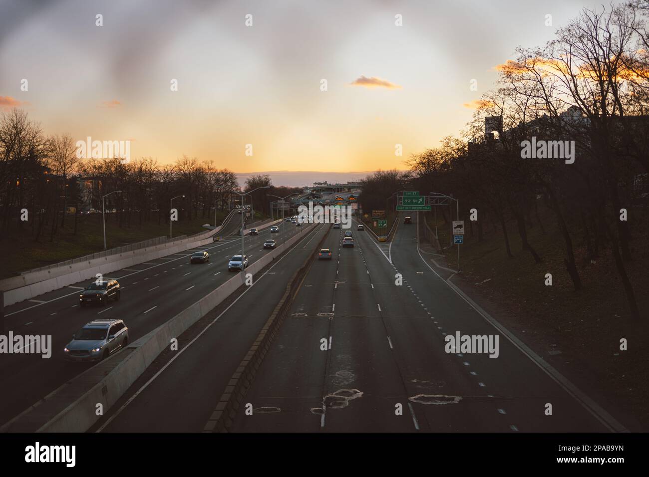 Blick auf den Brooklyn-Queens Expressway, Bay Ridge, Brooklyn, New York bei Sonnenuntergang Stockfoto