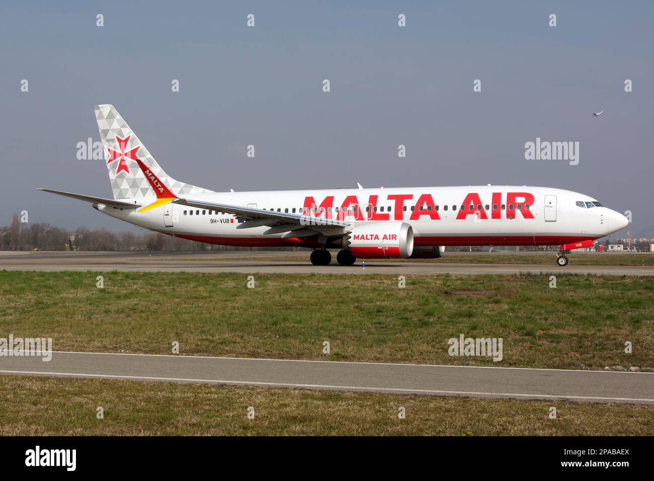 Bergamo, Italien. 4. März 2023. Eine Malta Air Boeing 737-8-200 MAX Rollbahn am Flughafen Bergamo Orio al Serio in Mailand. Malta Air ist eine Billigfluggesellschaft, die von Malta aus operiert. Es handelt sich um ein Gemeinschaftsunternehmen zwischen Ryanair und der Regierung Maltas. Malta Air betreibt nun die meisten Ryanair-Strecken vom/zum Flughafen Mailand Bergamo (Kreditbild: © Fabrizio Gandolfo/SOPA Images via ZUMA Press Wire), NUR REDAKTIONELLE VERWENDUNG! Nicht für den kommerziellen GEBRAUCH! Stockfoto