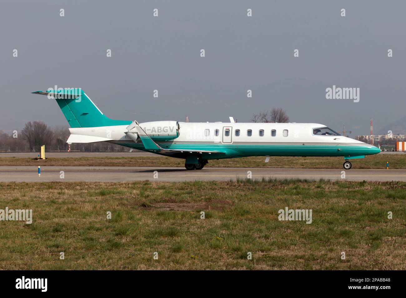 Bergamo, Italien. 4. März 2023. Ein Ryanair Bombardier Learjet 45, der auf dem Flughafen Bergamo Orio al Serio in Mailand fährt. Die irische Billigfluggesellschaft mit Hauptsitz in Irland besitzt drei Learjet 45 mit Sitz am Flughafen London Stansted und am Flughafen Bergamo, die jedoch auf der Isle of man registriert sind und hauptsächlich für den schnellen Transport von Wartungspersonal und kleinen Flugzeugteilen innerhalb des Netzes genutzt werden. (Credit Image: © Fabrizio Gandolfo/SOPA Images via ZUMA Press Wire) NUR REDAKTIONELLE VERWENDUNG! Nicht für den kommerziellen GEBRAUCH! Stockfoto