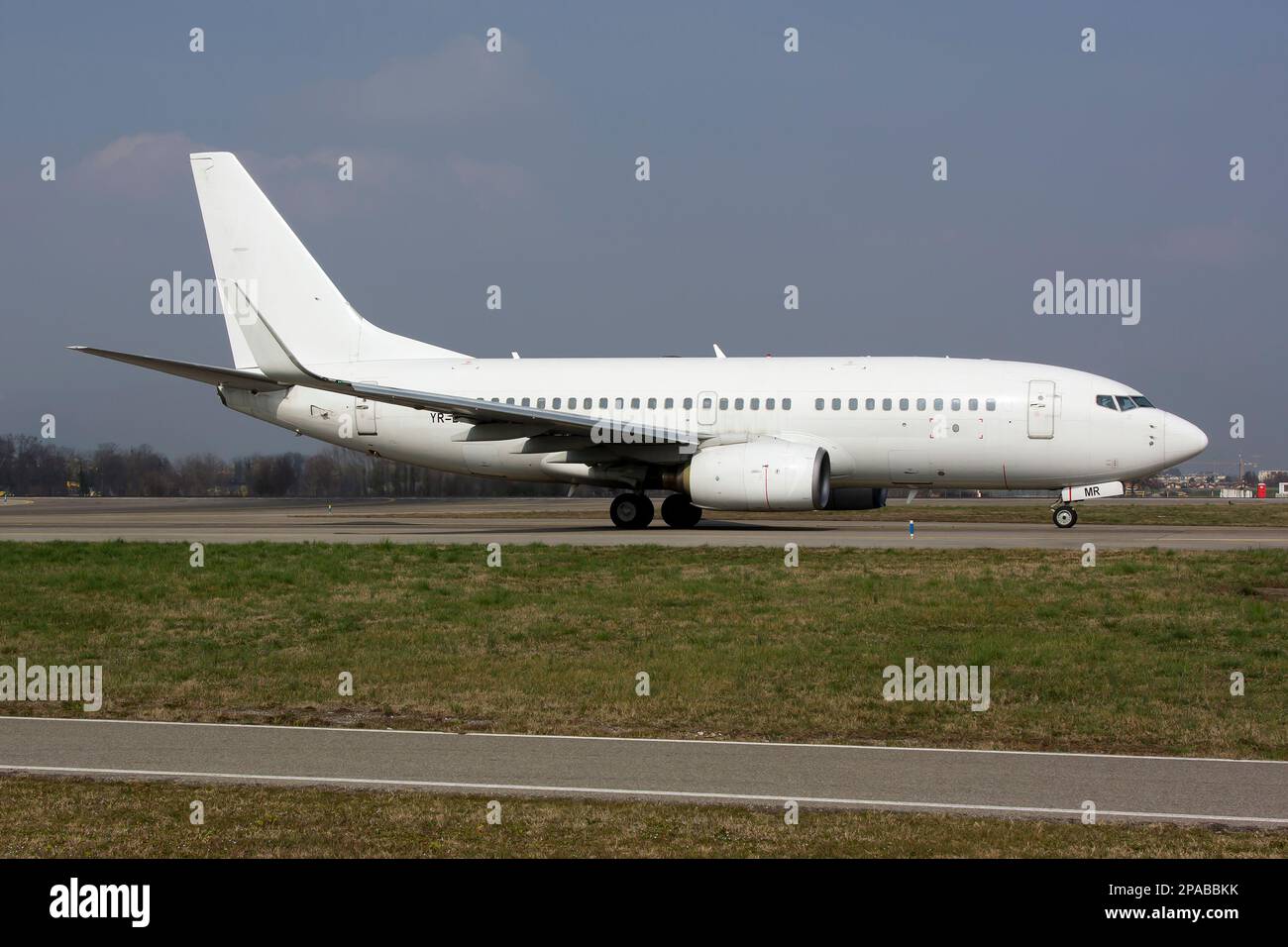 Bergamo, Italien. 4. März 2023. Ein Hello Jets Boeing 737-700 fliegt im Auftrag von Aeroitalia hier am Flughafen Mailand Bergamo Orio al Serio Aeroitalia, Italiens neuestes privates Flugzeugunternehmen, hat eine Boeing 737-700 vom rumänischen Startup HelloJets gemietet. HelloJets verfügt derzeit über eine Flotte von drei Boeing 737s, einer der -500-Baureihen, einer -700 und einer weiteren 737-800, von denen drei ursprünglich von Blue Air betrieben wurden. (Credit Image: © Fabrizio Gandolfo/SOPA Images via ZUMA Press Wire) NUR REDAKTIONELLE VERWENDUNG! Nicht für den kommerziellen GEBRAUCH! Stockfoto