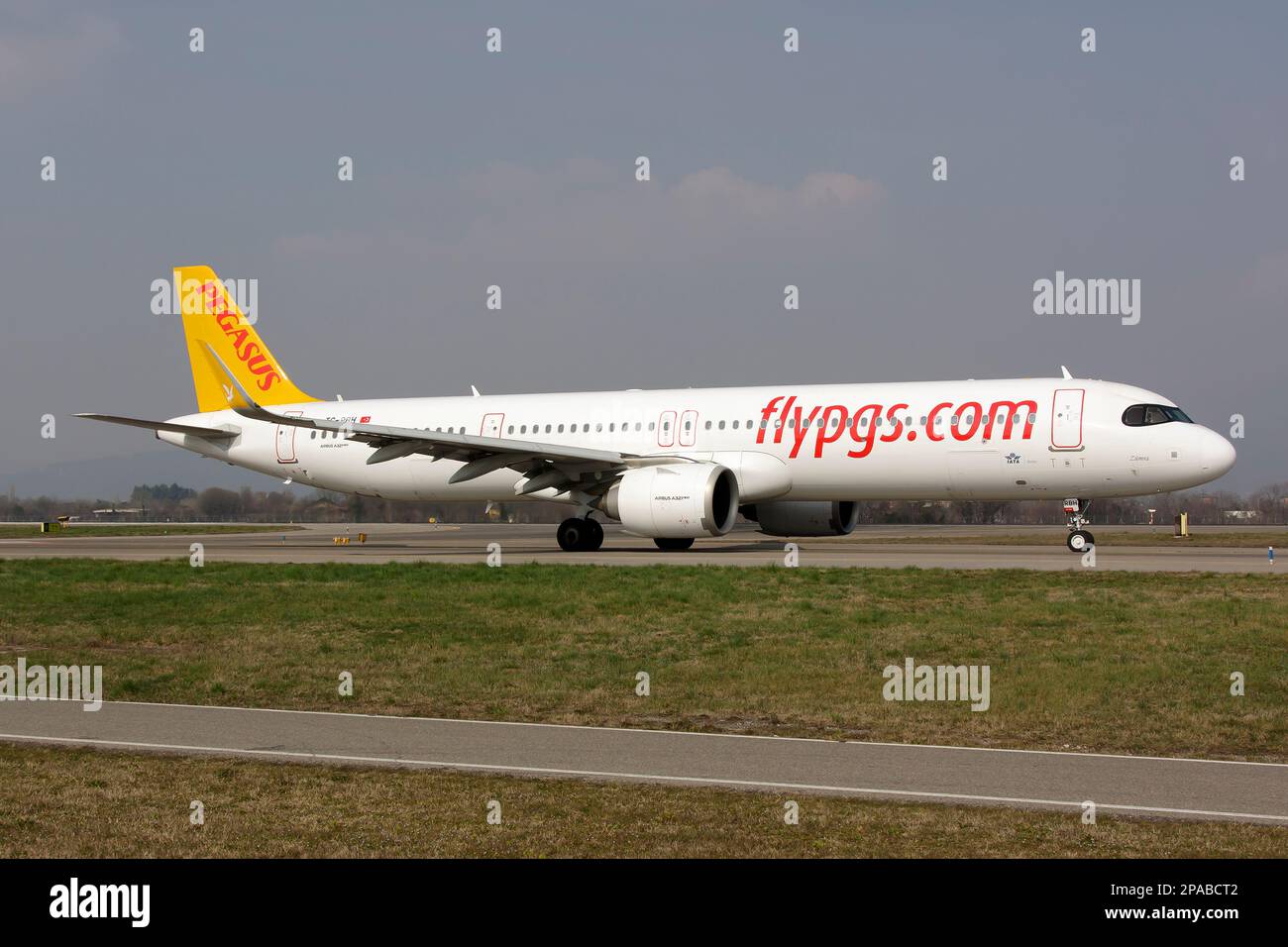 Bergamo, Italien. 4. März 2023. Ein Pegasus Airlines Airbus 321 NEO Rolling am Flughafen Bergamo Orio al Serio in Mailand. Pegasus Airlines, manchmal Flypgs, ist eine türkische Billigfluggesellschaft mit Hauptsitz in Istanbul und Stützpunkten auf mehreren türkischen Flughäfen. (Credit Image: © Fabrizio Gandolfo/SOPA Images via ZUMA Press Wire) NUR REDAKTIONELLE VERWENDUNG! Nicht für den kommerziellen GEBRAUCH! Stockfoto