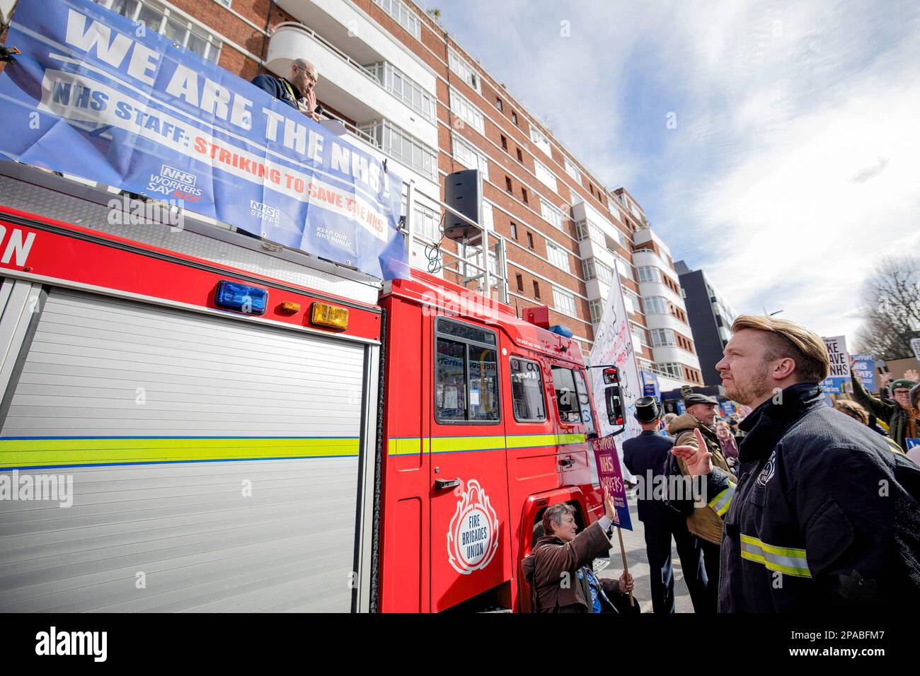 London, Großbritannien. 11. März 2023. Ein Mitglied der Feuerwehr-Union hört während der Demonstration die Eröffnungsrede von Dr. Andrew Meyerson. SOS NHS-Kampagnengruppe und andere Gewerkschaften organisierten einen marsch vom University College London Hospital nach Downing Street, um Soforthilfe für den National Health Service (NHS) von der britischen Regierung zu fordern, um Dienstleistungen und Personal zu unterstützen und nicht, um den Gesundheitssektor vor dem Frühling des Kanzlers zu privatisieren Haushaltsplan vom 15. März 2023. (Foto: Hesther Ng/SOPA Images/Sipa USA) Guthaben: SIPA USA/Alamy Live News Stockfoto