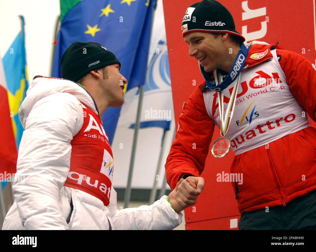 Bode Miller, of the United States, left, shakes hands with Austria's Benjmain Raich, at the alpine ski , World Cup finals, in Bormio, Italy, Sunday, March 16, 2008. Miller and Lindsey Vonn became the first Americans to sweep the men's and women's overall titles since Phil Mahre and Tamara McKinney 25 years ago. Also, Miller took the men's combined title, Ted Ligety won the giant slalom crystal globe and Vonn got the women's downhill crown. (AP Photo/Armando Trovati) Stockfoto