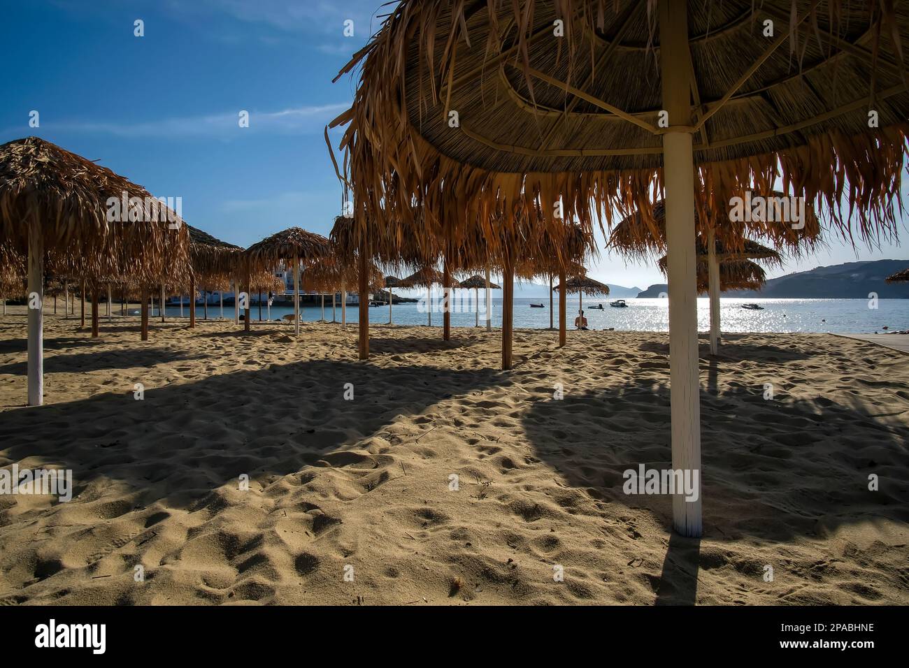 Blick auf Sonnenschirme am berühmten Mylopotas-Strand in iOS Greece Stockfoto