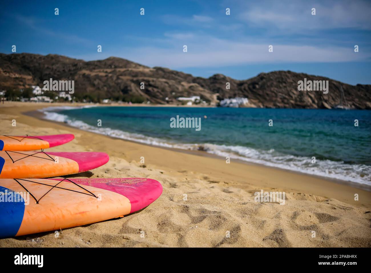 Blick auf die farbenfrohe Wassersportausrüstung am Sandstrand von Mylopotas in iOS Griechenland Stockfoto