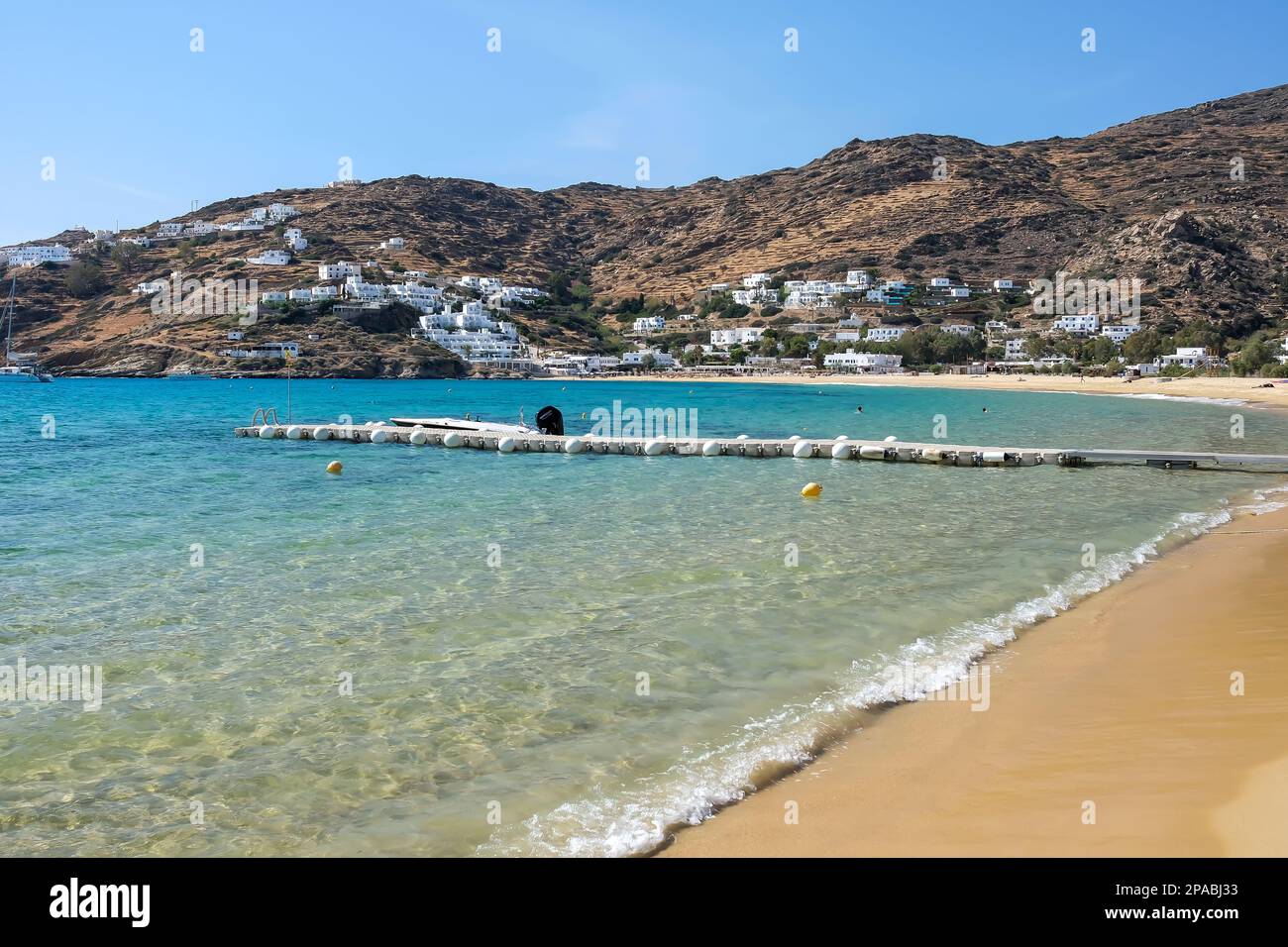 IOS, Griechenland - 27. Mai 2021 : Blick auf ein schwimmendes Dock, auch bekannt als schwimmende Brücke am Strand von Mylopotas in iOS Greece Stockfoto