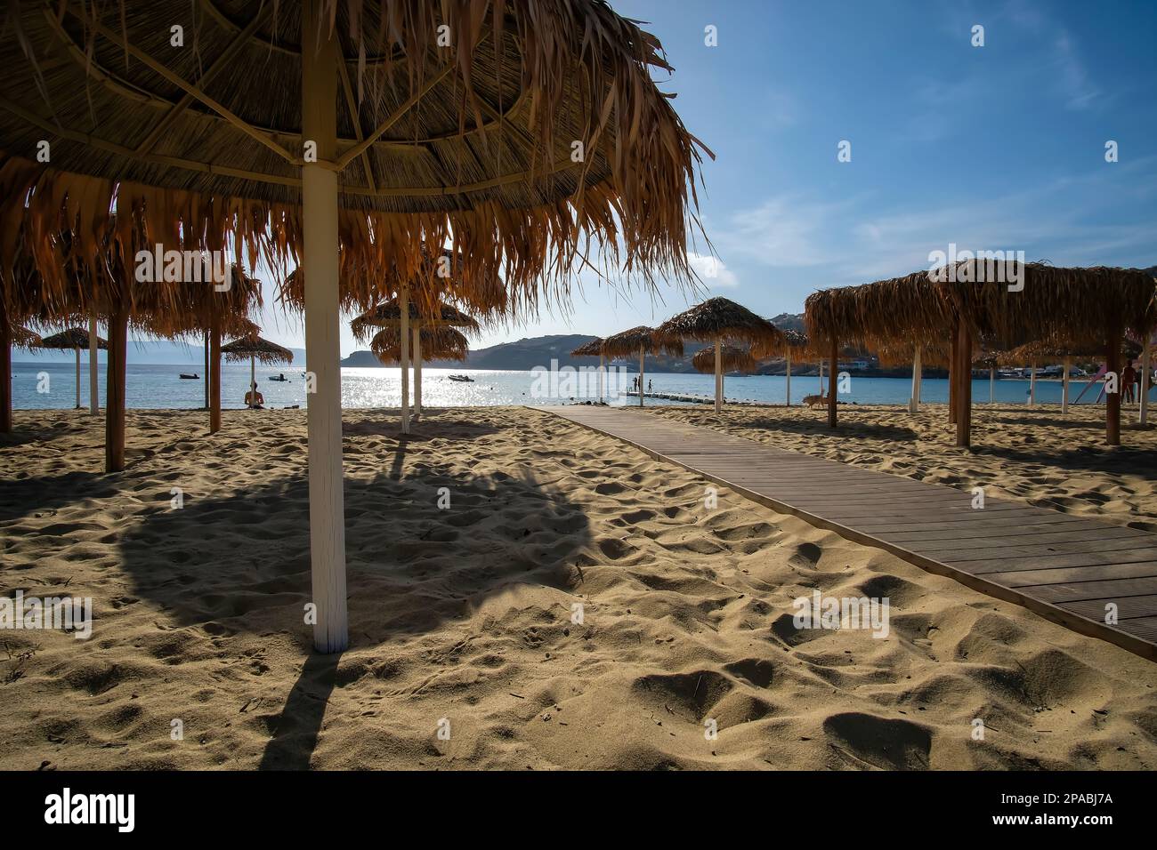 Blick auf Sonnenschirme am berühmten Mylopotas-Strand in iOS Greece Stockfoto