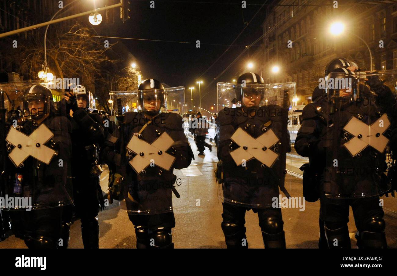 Hungarian riot police secure a street from right wing protestors ...
