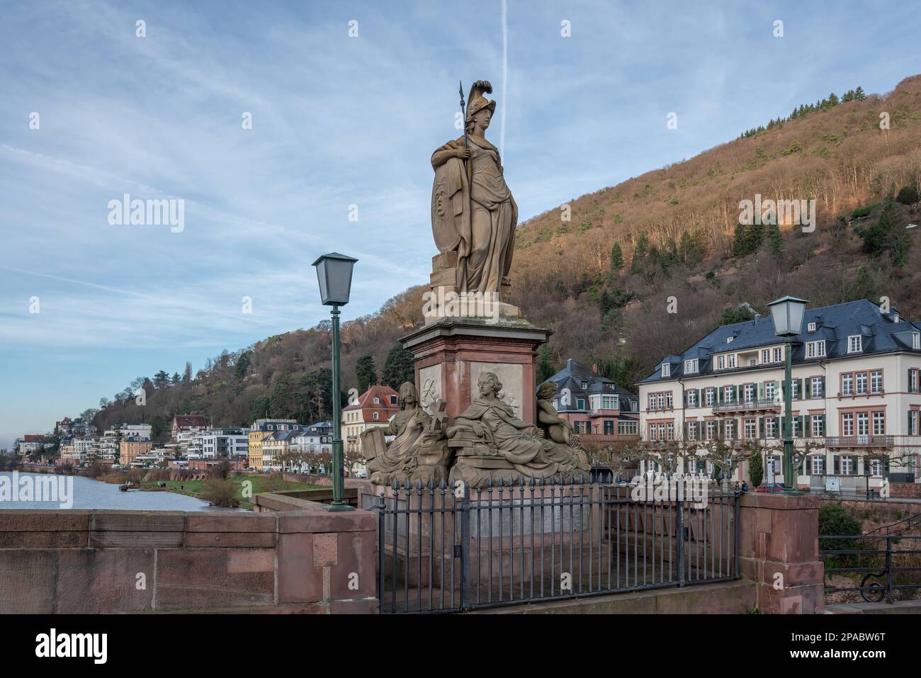 Minerva-Statue an der Alten Brücke (Alte Brucke) - Heidelberg, Deutschland Stockfoto