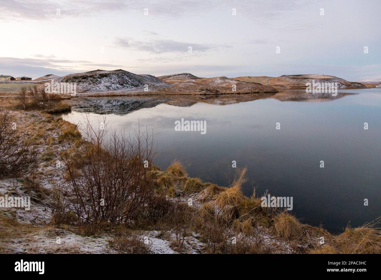 Hügel spiegeln sich auf dem Wasser in Island Stockfoto