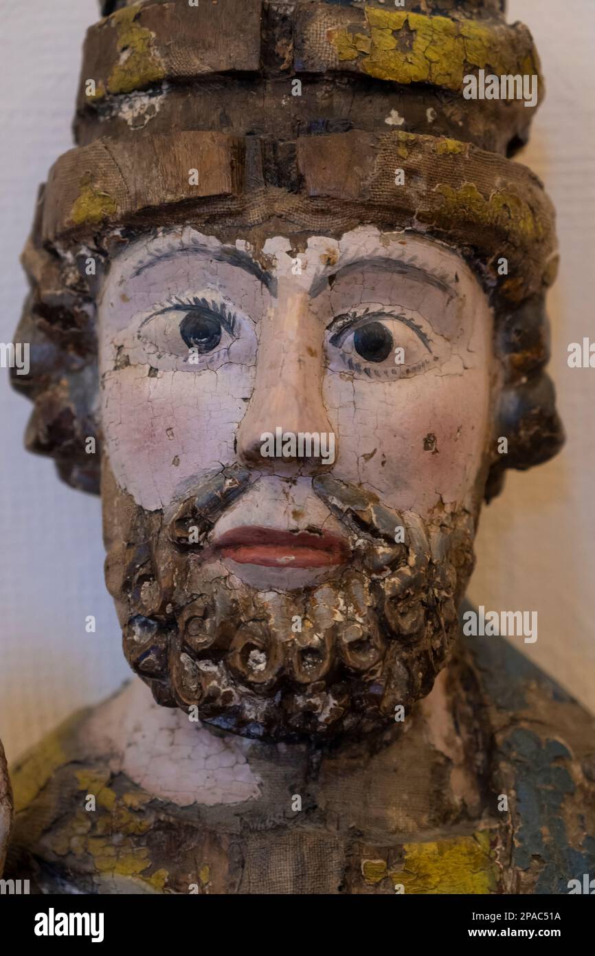 Polychrome Figur des Heiligen Petrus im El Museo de los Caminos im Bischofspalast in Astorga, Leon, Spanien. Das Museum, entlang der Camino F. Stockfoto