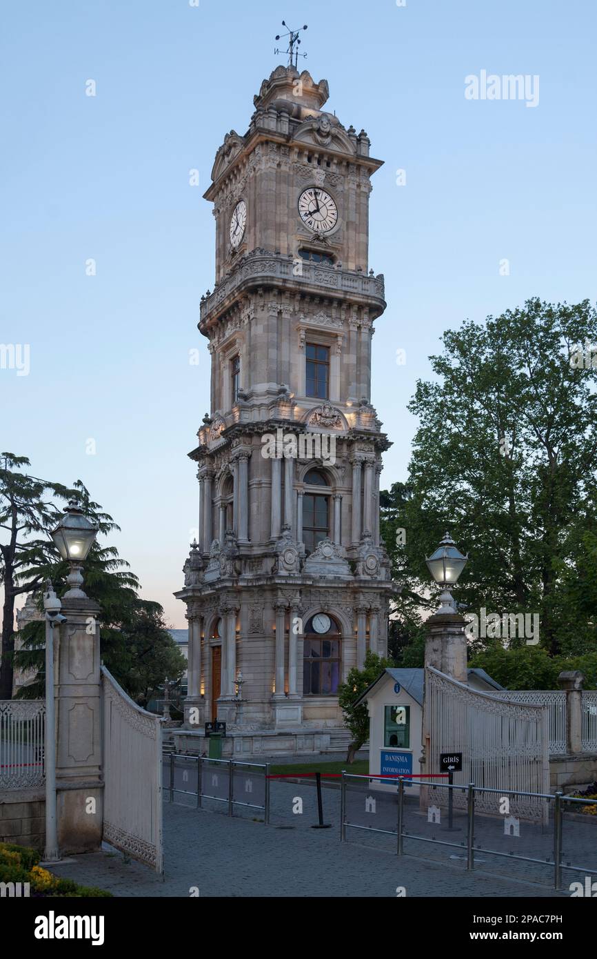 Istanbul, Türkei - Mai 11 2019: Der Dolmabahce Clock Tower (Türkisch: Dolmabahce Saat Kulesi) ist ein Uhrenturm außerhalb des Dolmabahce Palastes. Es Stockfoto