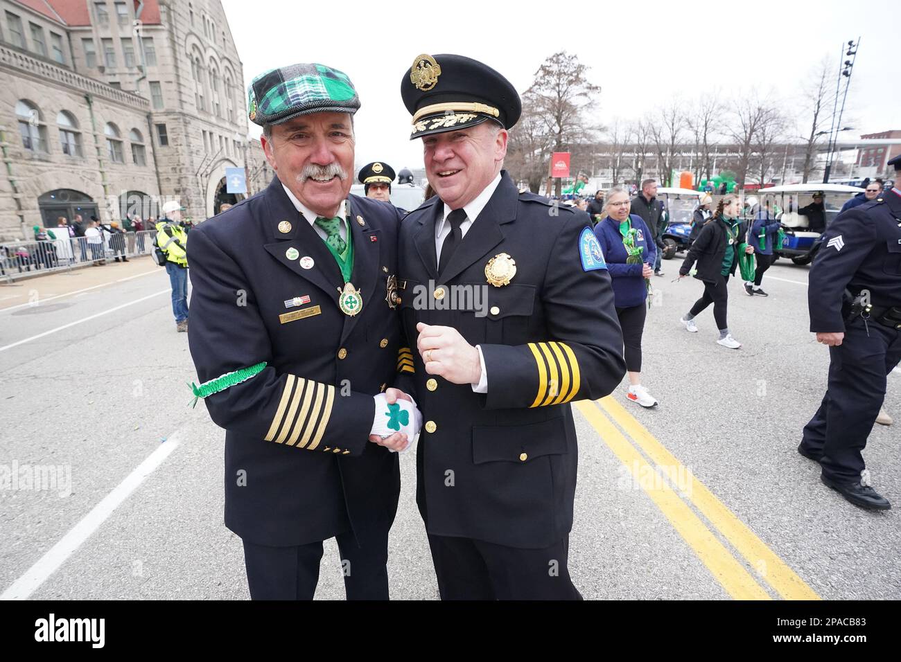 St. Louis, Usa. 11. März 2023. St. Louis Fire Chief Dennis M. Jenkerson (L) begrüßt den neuen St. Louis Polizeichef Robert Tracy, vor dem Start des St. Louis Downtown St. Patrick's Day Parade in St. Louis am Samstag, den 11. März 2023. Foto: Bill Greenblatt/UPI Credit: UPI/Alamy Live News Stockfoto