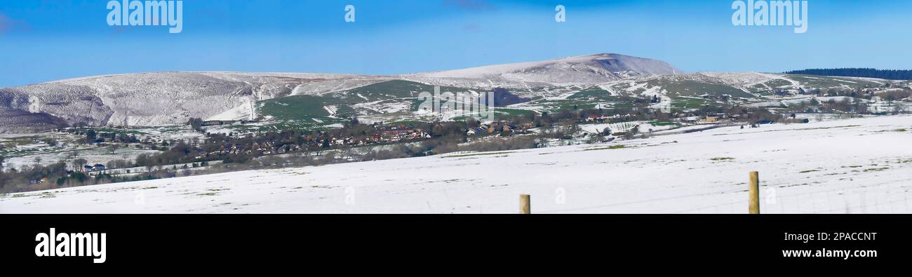 Pendle Hill in Lancashire mit Schnee bedeckt. Das ist ein wilder und gefährlicher Ort. 12 Menschen wurden 1612 wegen Hexerei angeklagt und 10 wurden gehängt. Stockfoto
