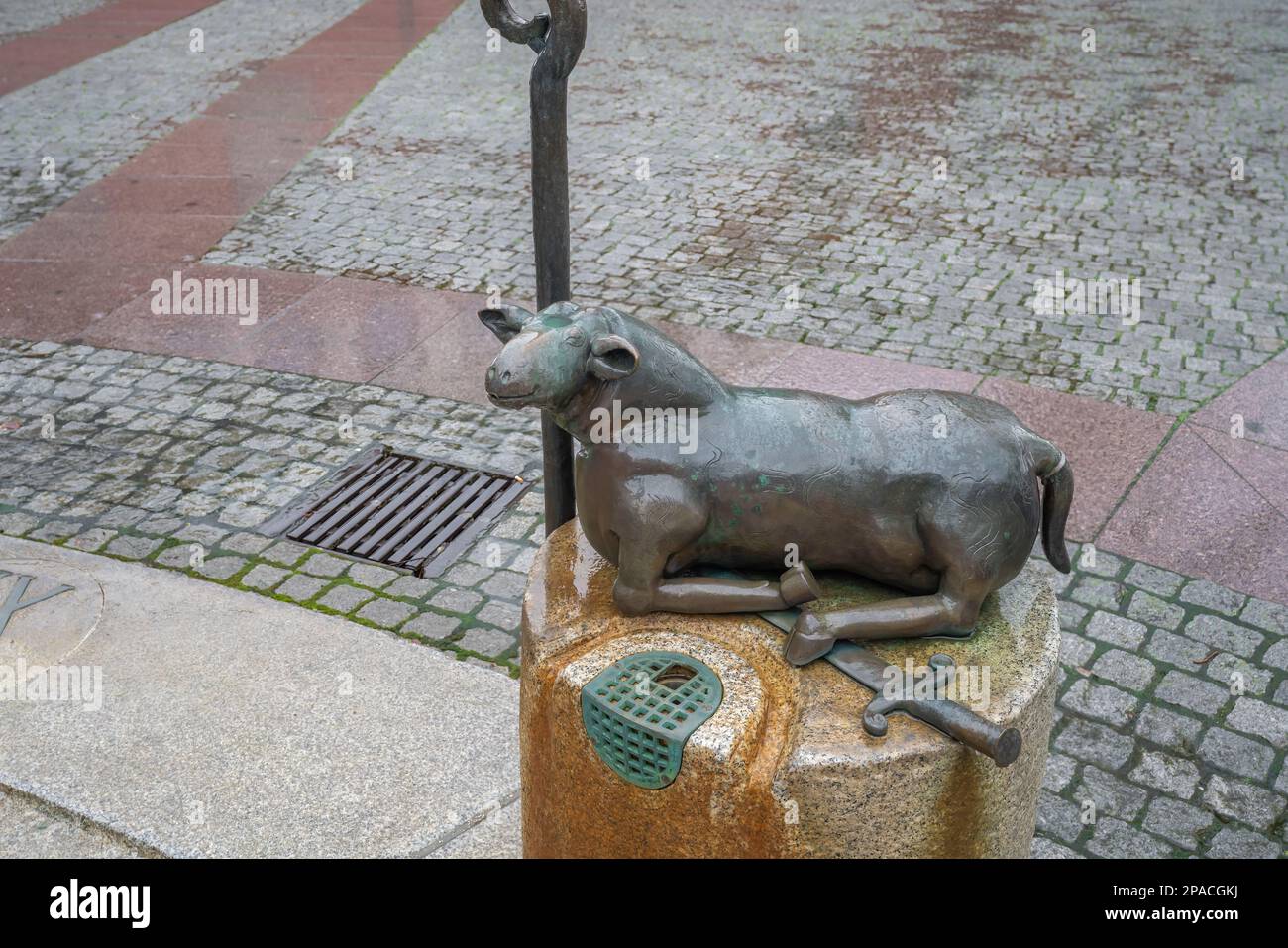 Lammskulptur am Wasseruhrbrunnen am Willy-Brandt-Platz - Trier, Deutschland Stockfoto