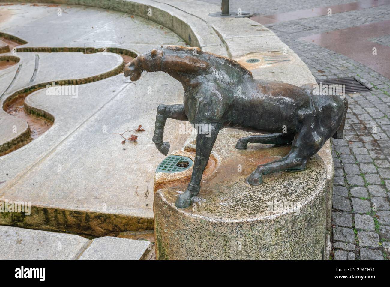Pferdeskulptur am Wasseruhrbrunnen am Willy-Brandt-Platz - Trier, Deutschland Stockfoto